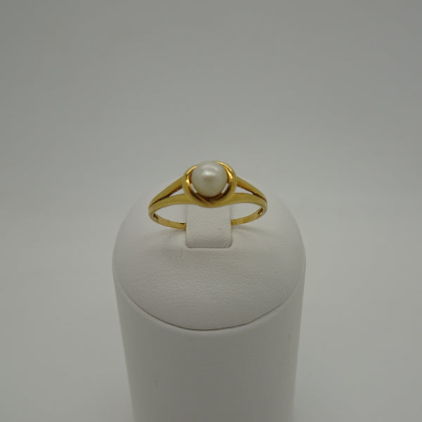 Bague en Or jaune 18K avec perle blanche