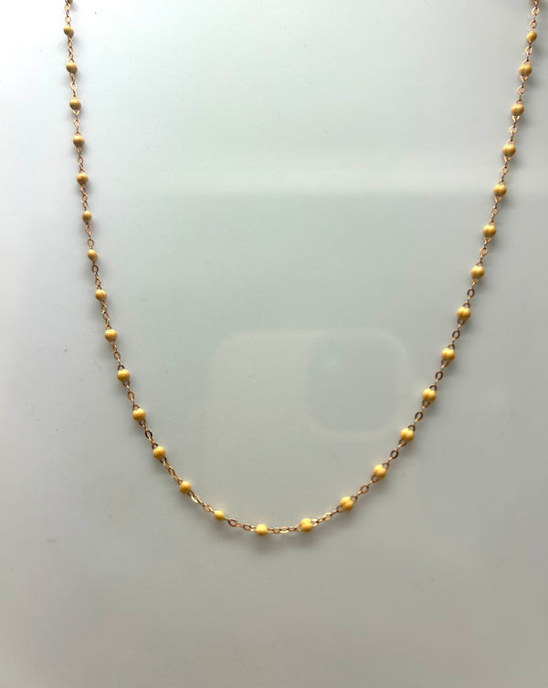 Collier ras du cou perles résine beige or 18 carats