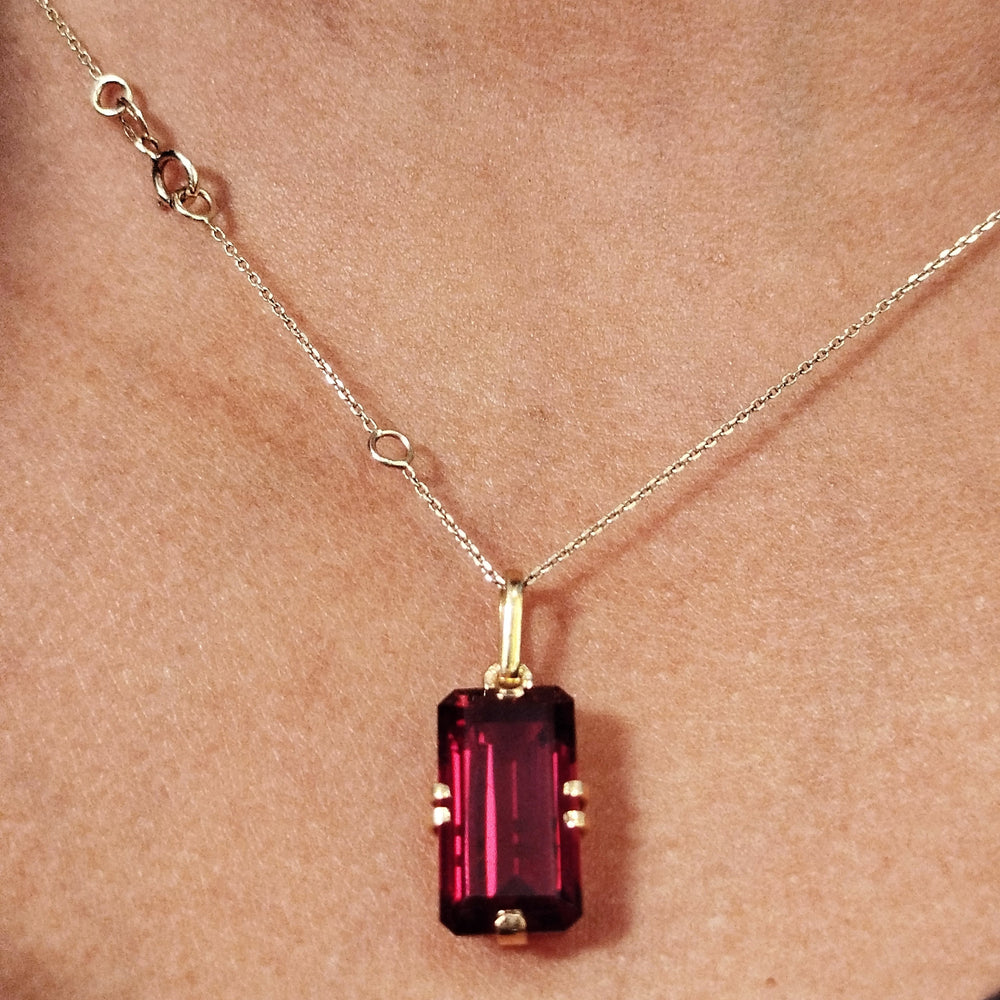 Pendentif en grenat et or jaune 18K 3.83