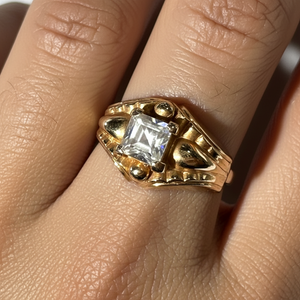 Bague ancienne en or rose et spinelle blanc 18 carats