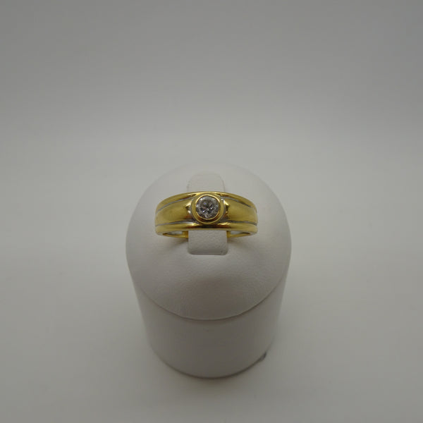 Bagues en Or jaune 18K avec pierre centrale