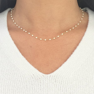 Collier ras du cou perles résine beige or 18 carats