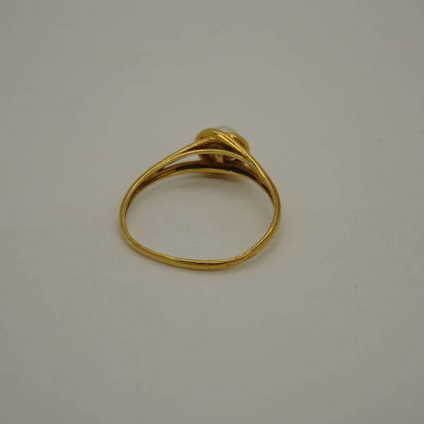 Bague en Or jaune 18K avec perle blanche