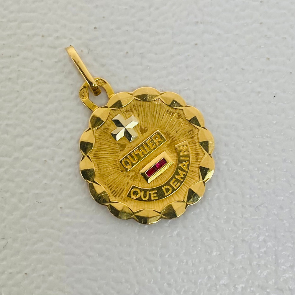 Pendentif Médaille en Or Jaune 18 K avec Rubis et Poinçon - 1.13 Grs