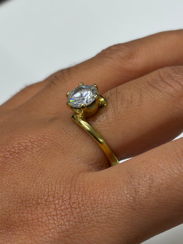 Solitaire en or jaune 18k et zirconium