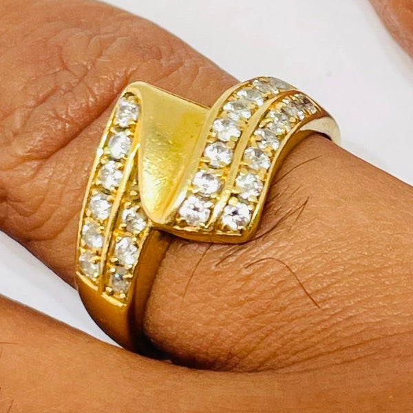 Bague croisée pavée en or jaune 18 carats Poids - 5.47 Grs Taille - 56