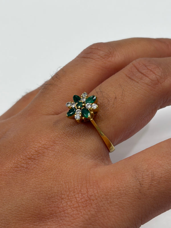 Bague fleur en Or jaune 18K avec émeraudes et zircons