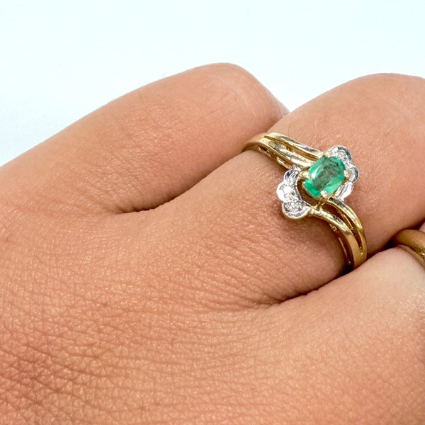 Bague en or jaune 18k avec émeraude et diamants - T 52