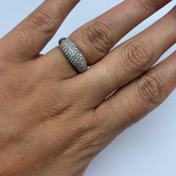 Bague empierrée en or gris 18K