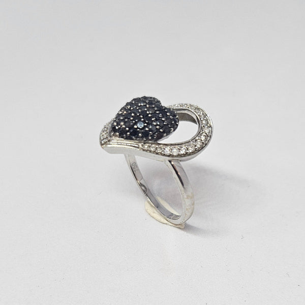 Bague Coeur en Or Blanc 18k avec Diamants Noirs et Blancs
