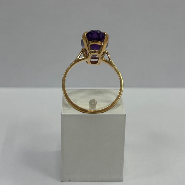 Bague en or jaune 18 carats avec pierre ovale