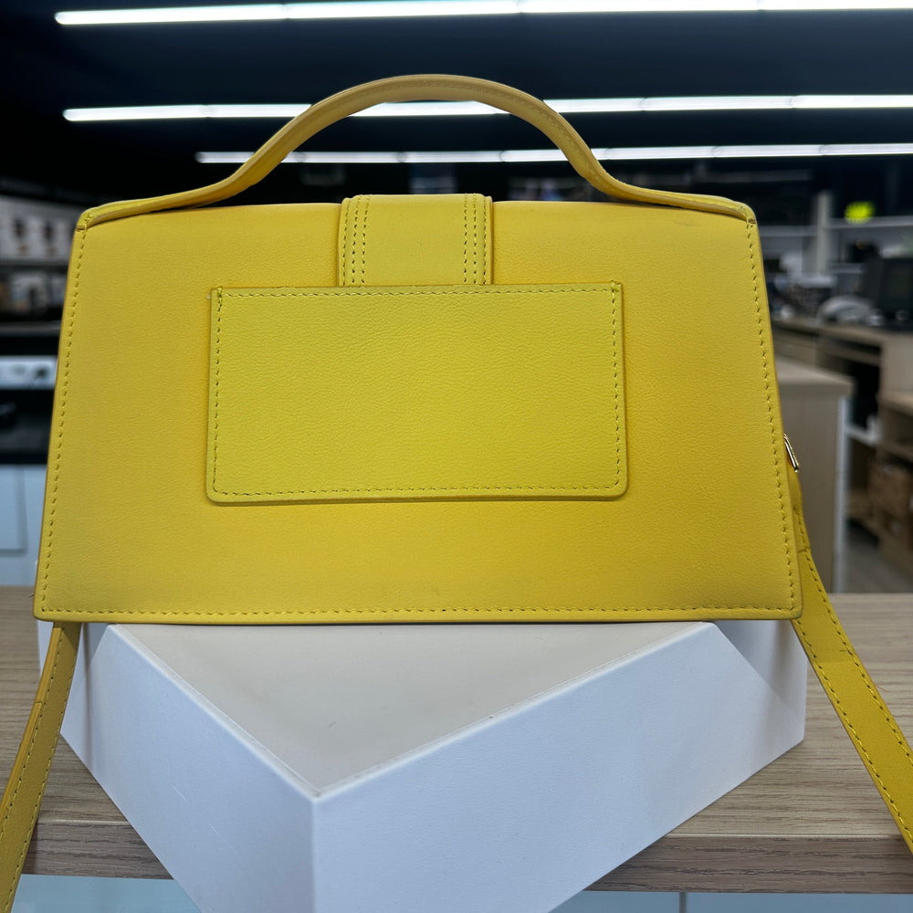 Sac à main Jacquemus Bambino jaune en cuir d'agneau