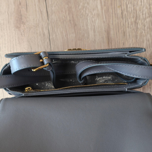 Sac à main Celine Triomphe Teen en Cuir de Veau