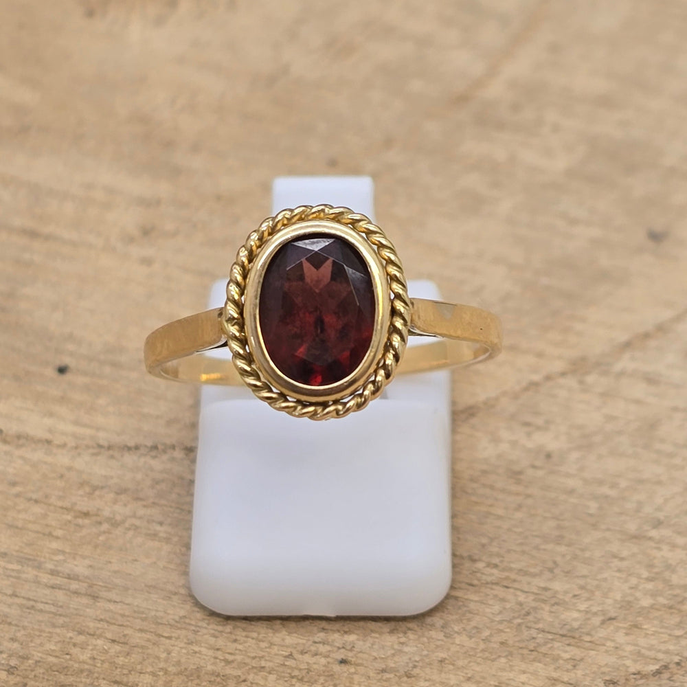 Bague en or jaune 18 carats avec pierre grenat rouge – T 60
