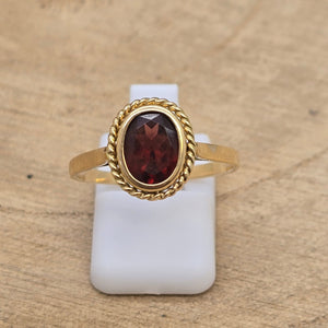 Bague en or jaune 18 carats avec pierre grenat rouge – T 60