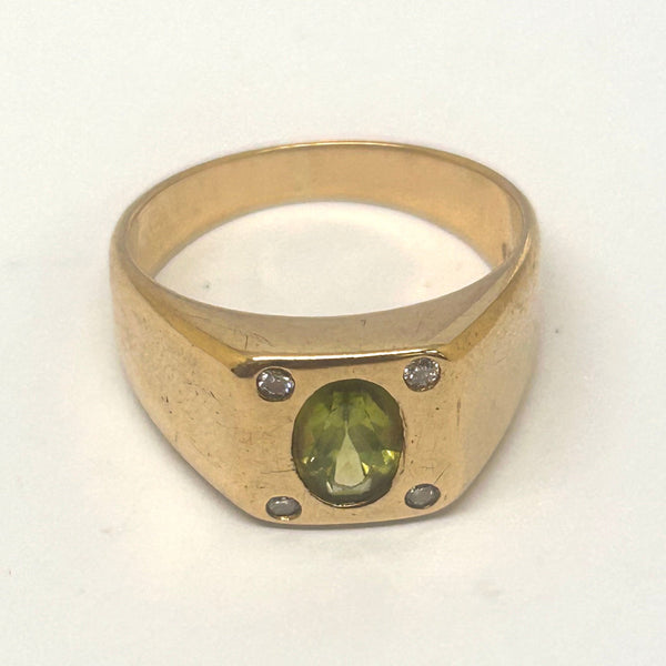 Chevalière en or jaune 18 carats avec péridot