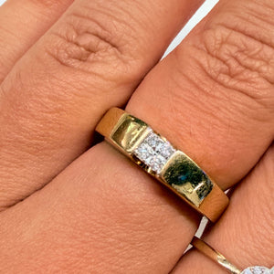 Baguette en or jaune 18k avec 4 éclats de diamants