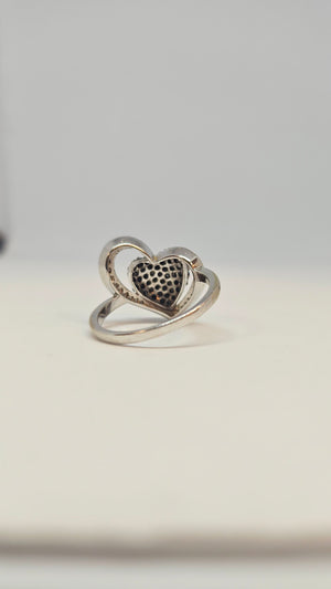 Bague Coeur en Or Blanc 18k avec Diamants Noirs et Blancs