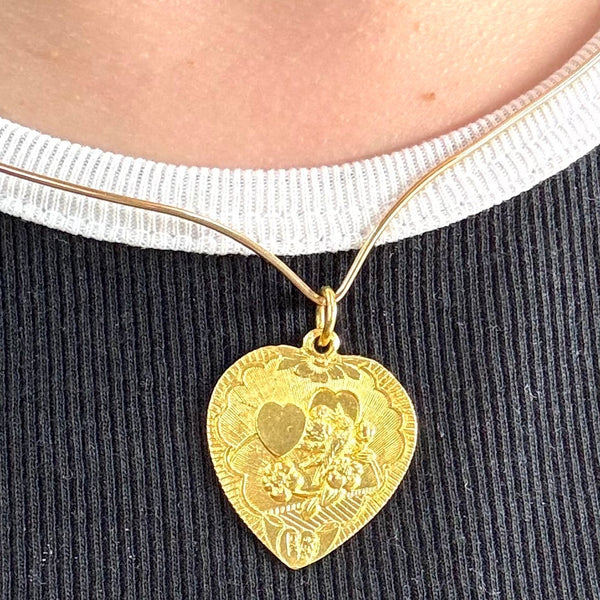 Pendentif en Or Jaune 22 Carats Motifs Asiatiques Coeurs Fleurs