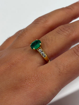 Title: Bague en or jaune avec emeraude et diamants