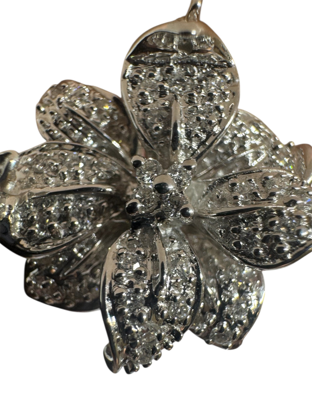 Pendentif Fleur Or Blanc 18 carats avec 40 Diamants - 3.68 Grs