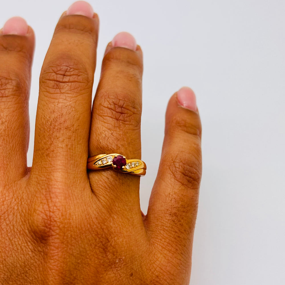Bague en or jaune 18 carats avec rubis et diamants - T 50.5