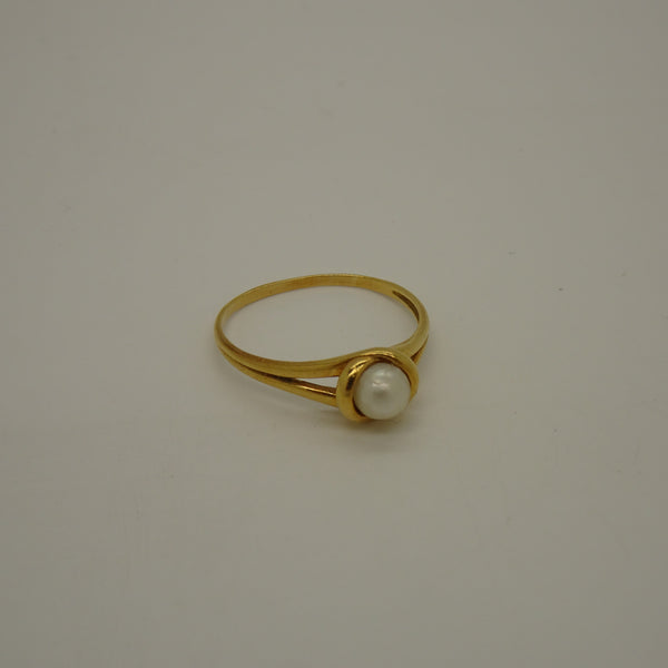 Bague en Or jaune 18K avec perle blanche
