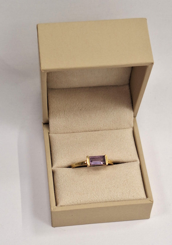 Bague en or jaune 18k avec améthyste naturelle
