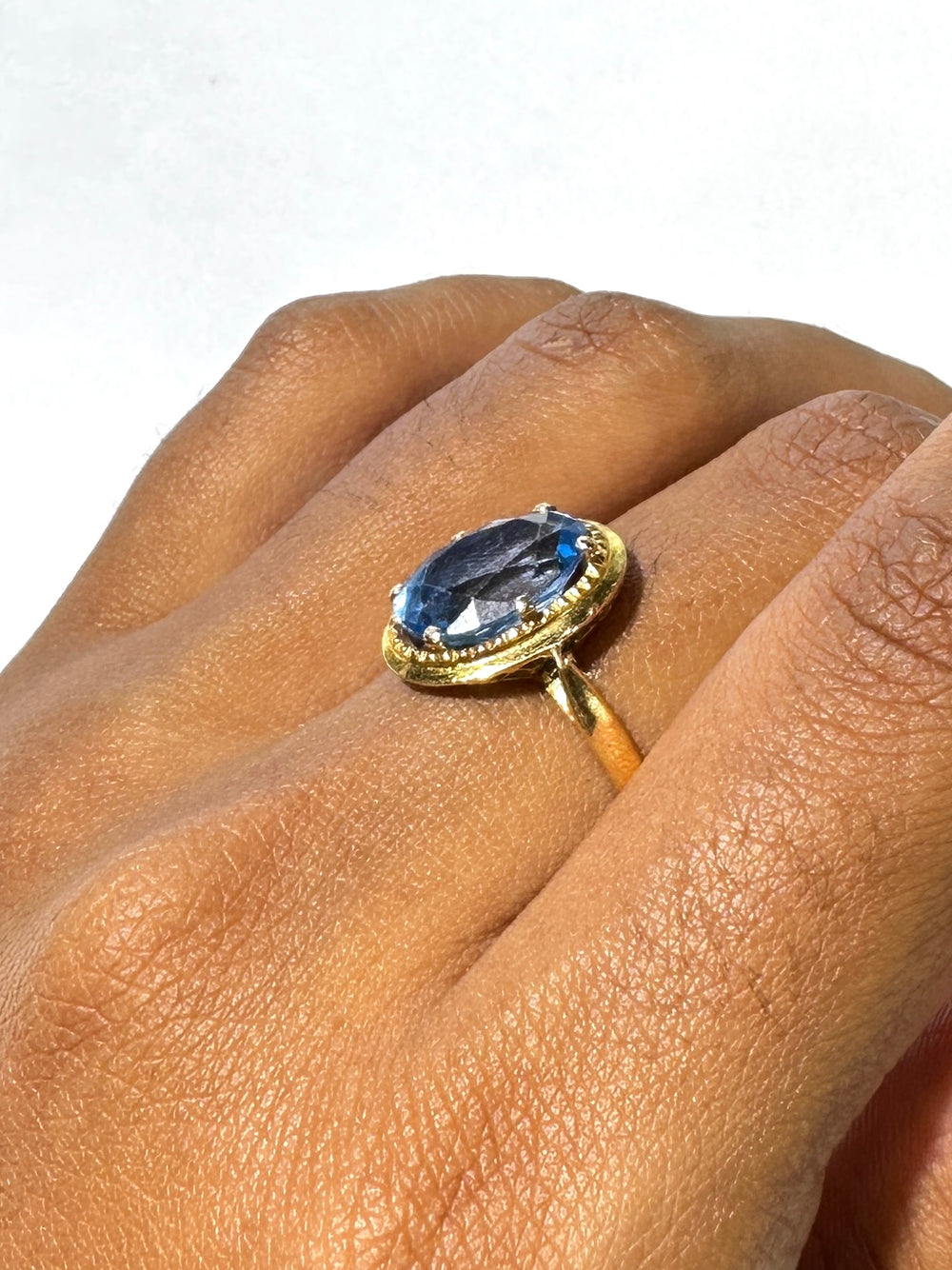 Bague ancienne en or jaune 18K avec spinelle bleu ovale - T58
