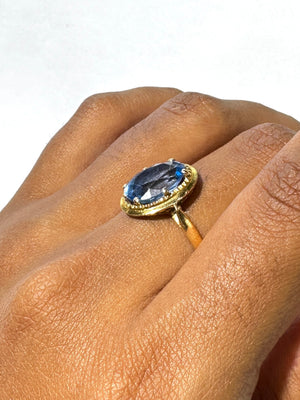 Bague ancienne en or jaune 18K avec spinelle bleu ovale - T58