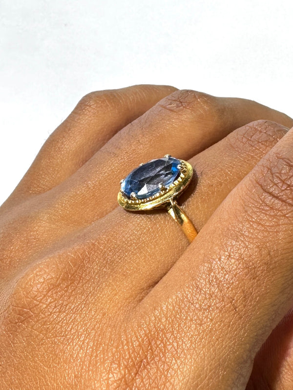 Bague ancienne en or jaune 18K avec spinelle bleu ovale - T58
