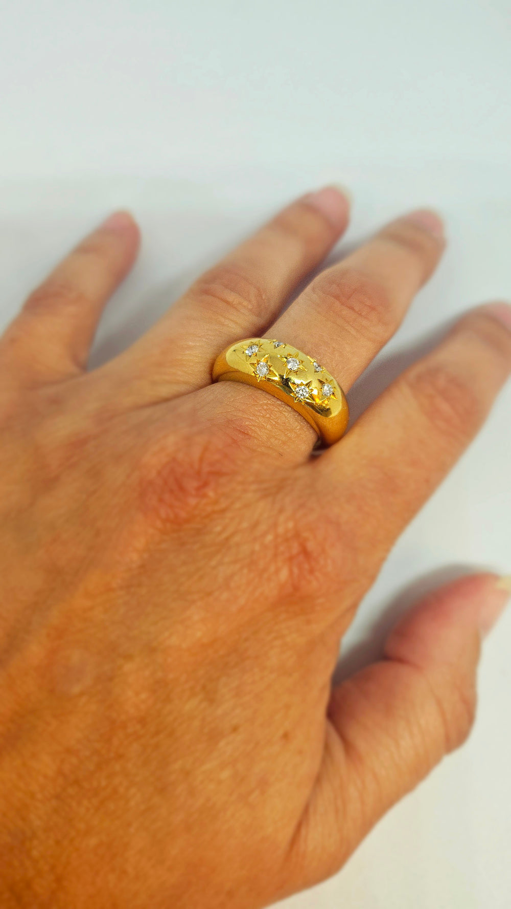 Bagues en or jaune 18k avec 7 diamants 0.07 carats chacun - T 63.5