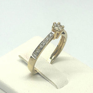 Bague solitaire en or jaune 18 K avec diamants