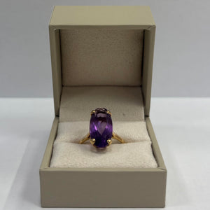 Bague en or jaune 18 carats avec pierre ovale