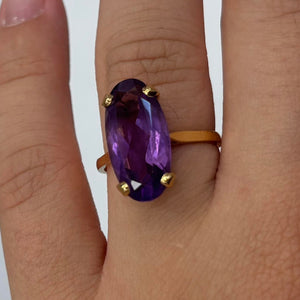 Bague en or jaune 18 carats avec pierre ovale