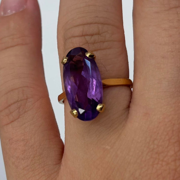 Bague en or jaune 18 carats avec pierre ovale