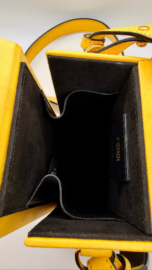 Pochette Fendi jaune en cuir de veau