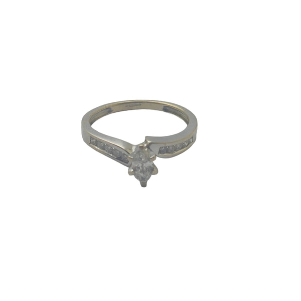 Bague marquise en or blanc 18 carats avec diamants