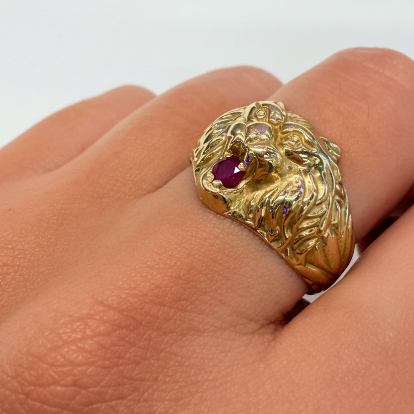 Bague Tête de Lion Or Jaune 18k avec Rubis