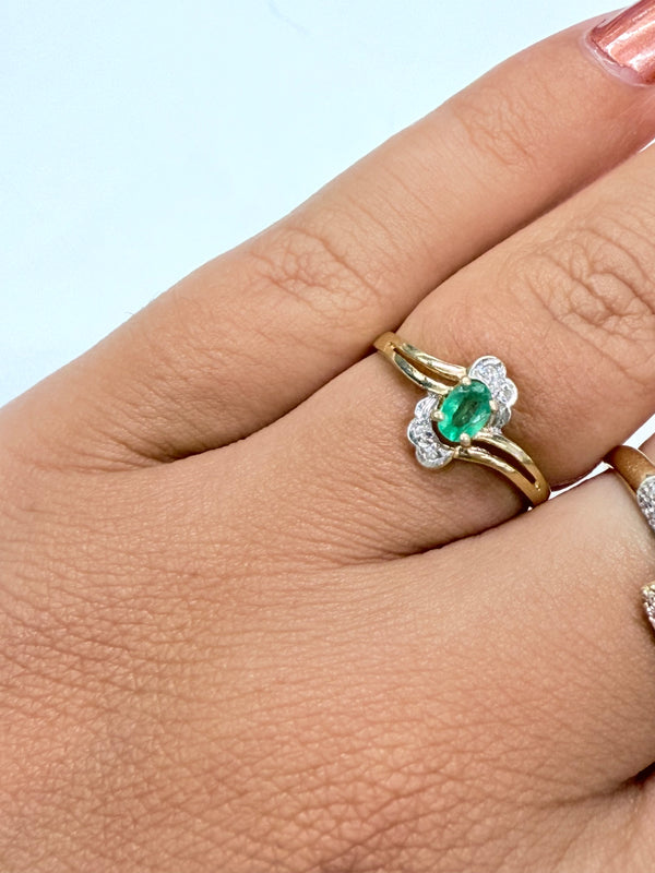 Bague en or jaune 18k avec émeraude et diamants - T 52