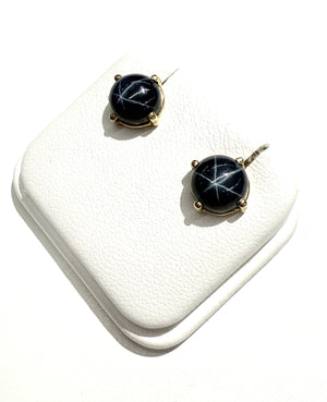 Boucles d'oreilles en or jaune 18k avec saphirs étoilés