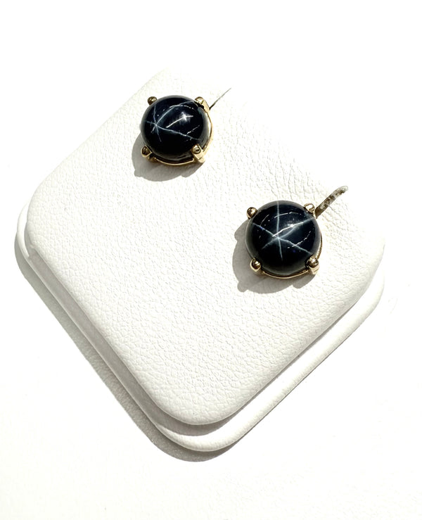 Boucles d'oreilles en or jaune 18k avec saphirs étoilés