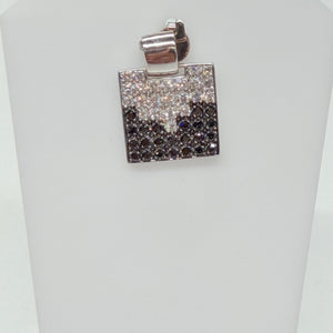 Pendentif en or blanc avec diamants noirs et blancs