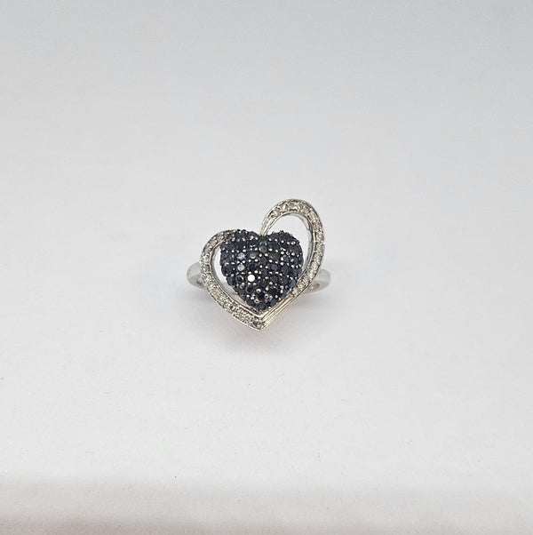 Bague Coeur en Or Blanc 18k avec Diamants Noirs et Blancs