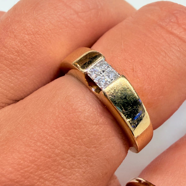 Baguette en or jaune 18k avec 4 éclats de diamants