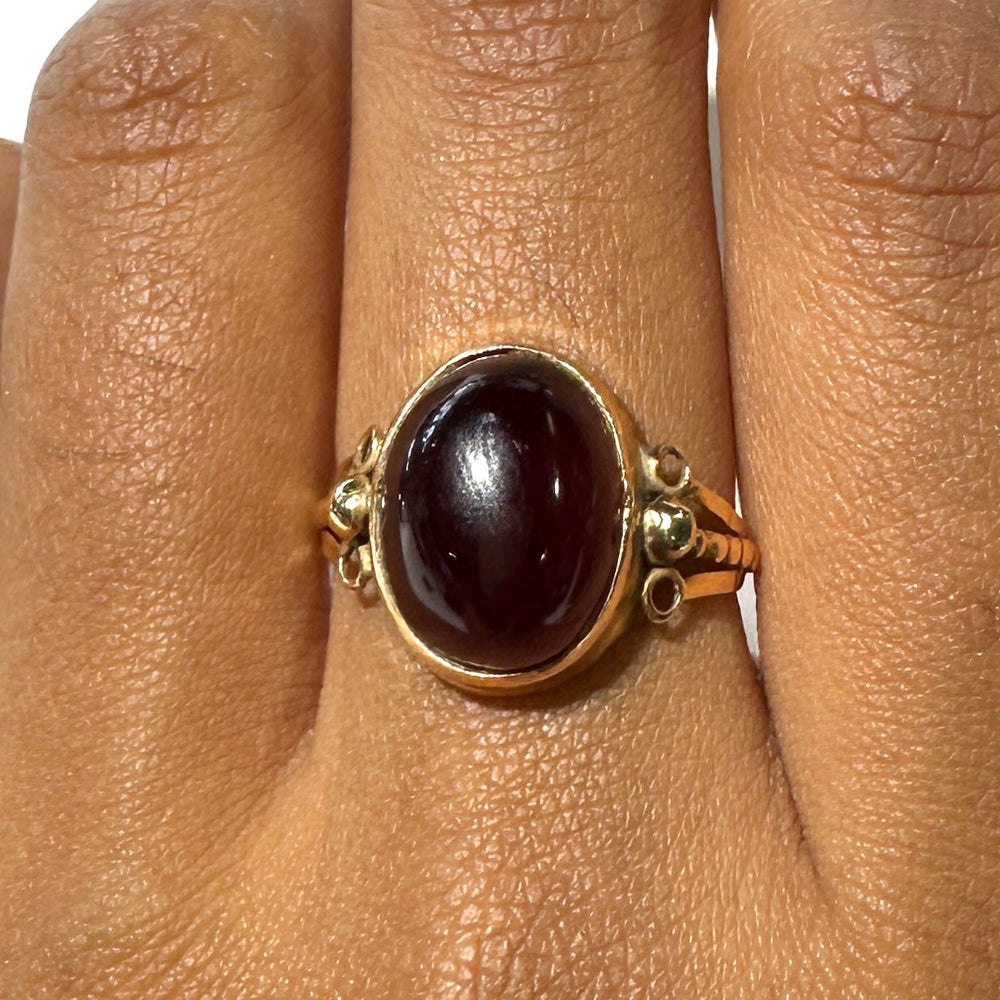 Bague en or jaune 18 carats sertie d'un grenat