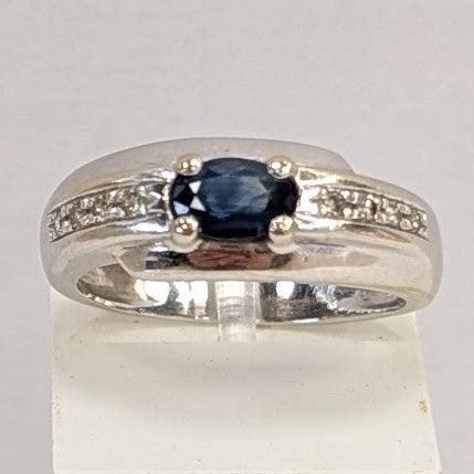 Bague en or blanc 18k avec 1 saphir 8 diamants - T54