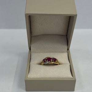 Bague en or 18 carats avec 3 pierres  naturelles