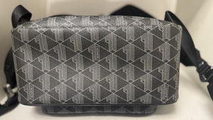 Sac à dos Monogram Lacoste The Blend – Coloris Noir et Gris