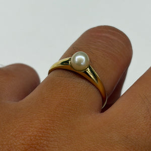 Solitaire en or jaune 18k avec perle naturelle